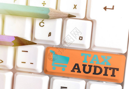显示税务审计的书面说明审查或核实企业或个人纳税申报背景图片