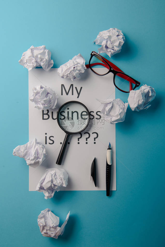 我的生意是词的概念蓝色背景上带有商业文件纸的商业词对于商业图片