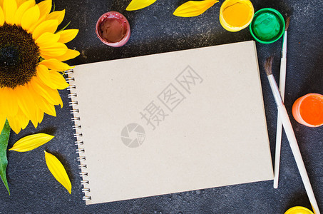 秋季模拟贺卡或通知与空笔记本油漆和向日葵的秋天背景顶视图图片