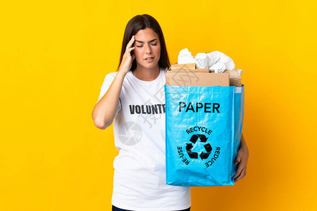 年轻巴西女孩拿着一个回收袋装满纸的废纸图片