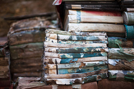 成堆的旧书和期刊准备回收图片