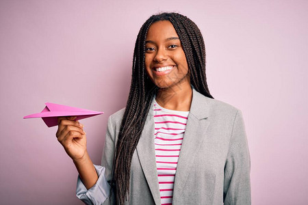 年轻的非洲裔美国女商人拿着纸飞机作为交流的象征图片