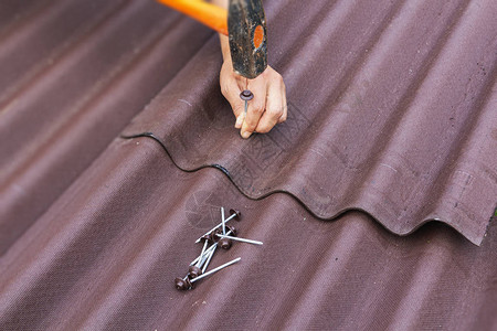 Roofer安装沥青成像机修理屋顶O图片