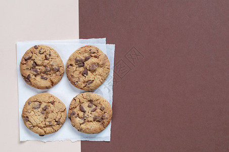 两色背景的美味巧克力薯片饼干带有复制图片