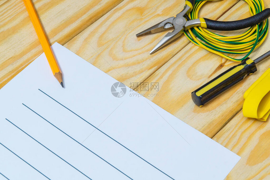 用木板上的备件和工具制定电气设备维修计划图片