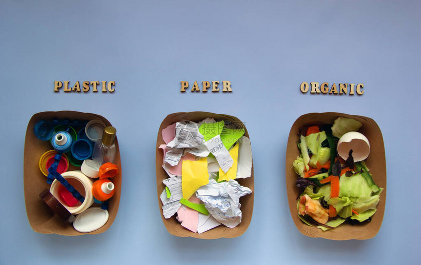 蓝色背景上的塑料纸和有机垃圾木制字母中的单词分类垃圾零废物概念分开垃圾图片
