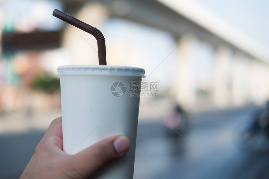 手拿着白纸杯有酒用拖走的饮料男图片