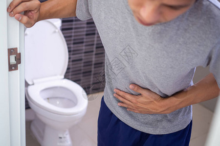 男因排尿而有胃痛和雀斑一个人去厕所需图片