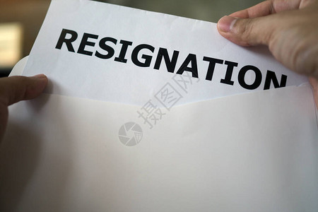 高管们正在打开员工的辞职信从工作职位和职位图片