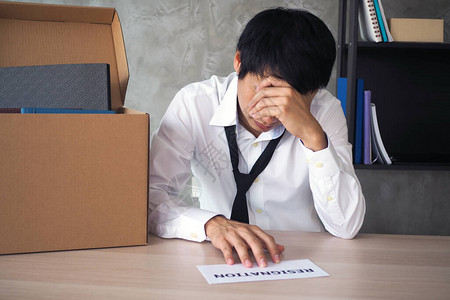 商人的工作压力很大有一份辞职信侧面有一个棕色的盒子图片