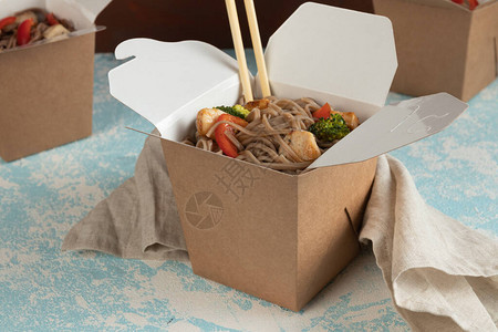 生态包装用于送货服务的工艺包装中的蔬菜鸡肉和图片