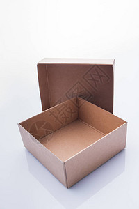 两件纸板箱容器打开的空盒子隔离图片