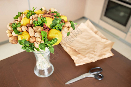 美丽的水果花束和包装纸放在桌子上图片