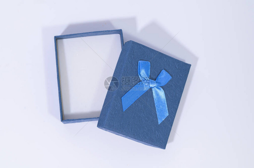 白色背景中的蓝色礼品盒图片