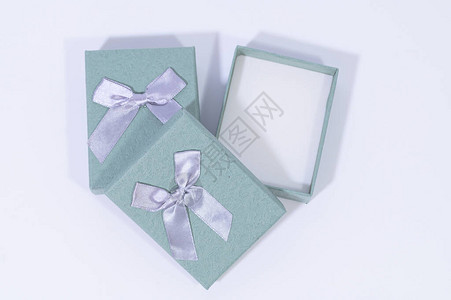 白色背景的蓝绿色礼品盒Blue图片