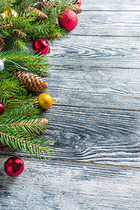 圣诞问候背景与圣诞树枝传统装饰品礼物和圣诞球图片