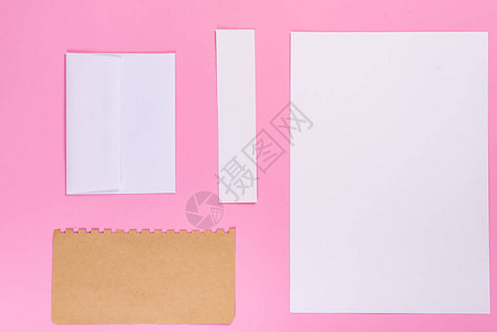 将手工制作的信封和空白纸套装成贺卡或情书纸图片