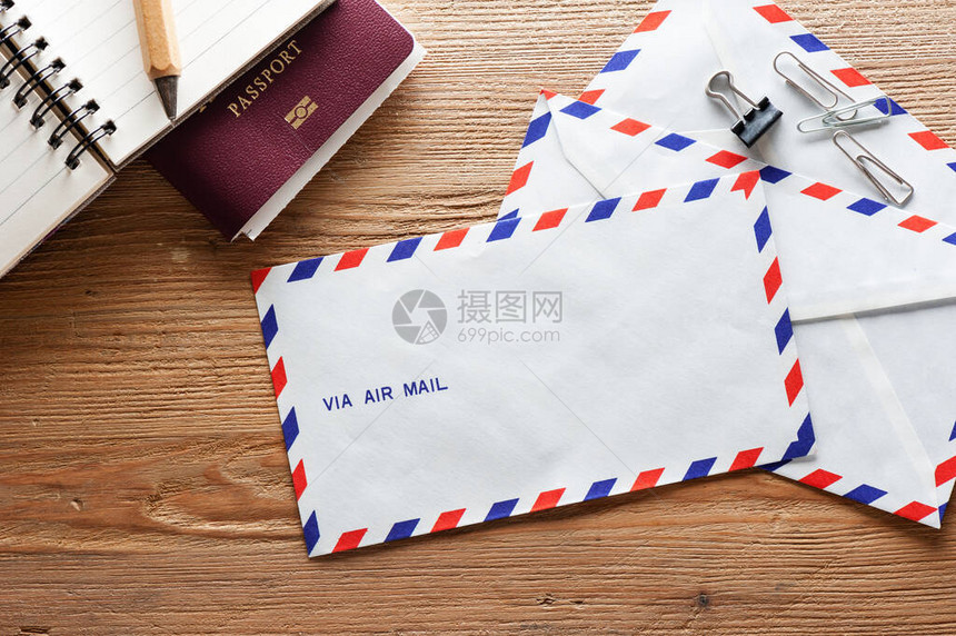 木桌上的航空邮件信封图片