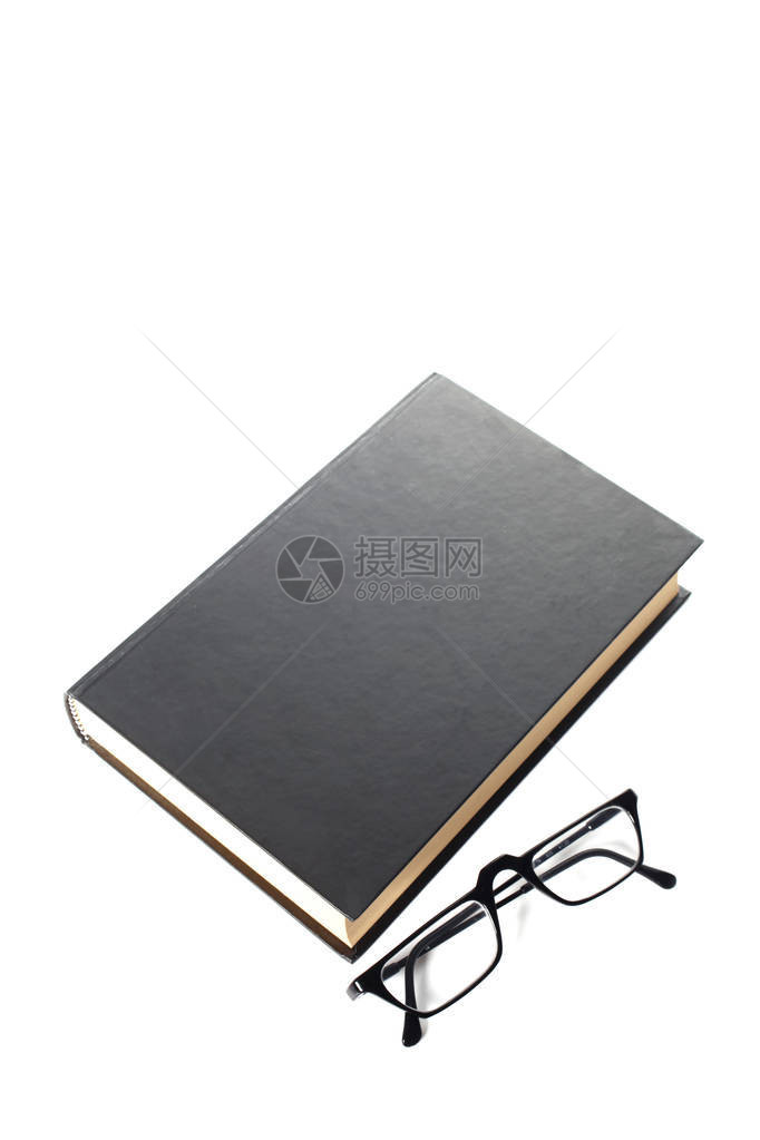 在白背景上隔离的黑色书和眼镜并有图片