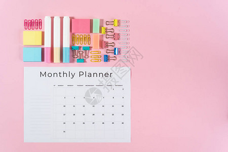 月度计划彩色粘贴纸条文具标志和纸页的顶端视图图片