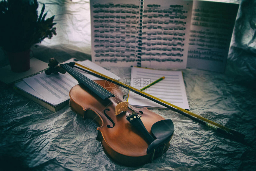 Violin和弓的抽象艺术设计背景图片