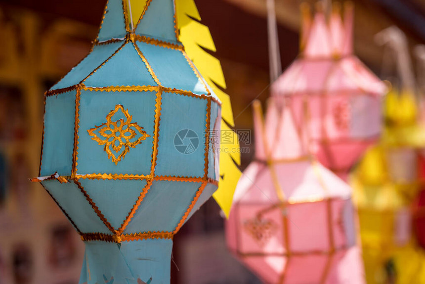 WatBuddha寺庙五颜六色的传统纸灯笼和挂帘装饰图片