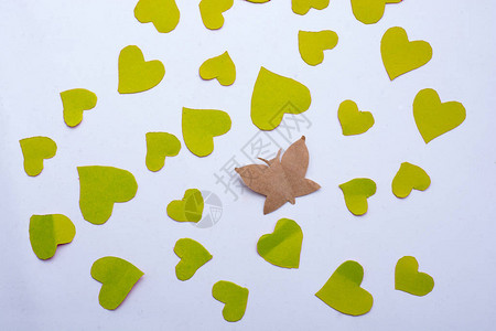 纸蝴蝶和纸心图片