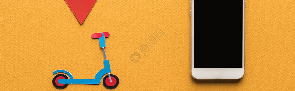 纸切脚踏车智能手机附近位置标记和橙色背景的空白屏幕全图片