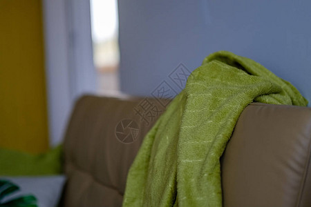 带毯子的公寓的沙发细节图片