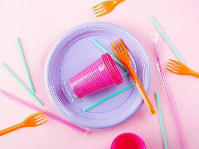 可容纳的多彩塑料盘子餐具图片
