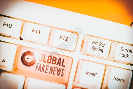 显示全球假新闻的概念手写概念意义虚假信息新闻谎言虚假信息骗局白色pc键盘背景图片