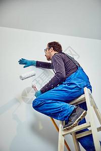 工人在屋内粉刷墙壁装修复图片