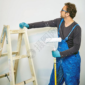 工人在屋内粉刷墙壁装修复图片