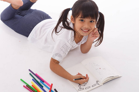 可爱的小女孩做作业读书着色页写作和绘画孩子们画孩子们画在家里有书图片