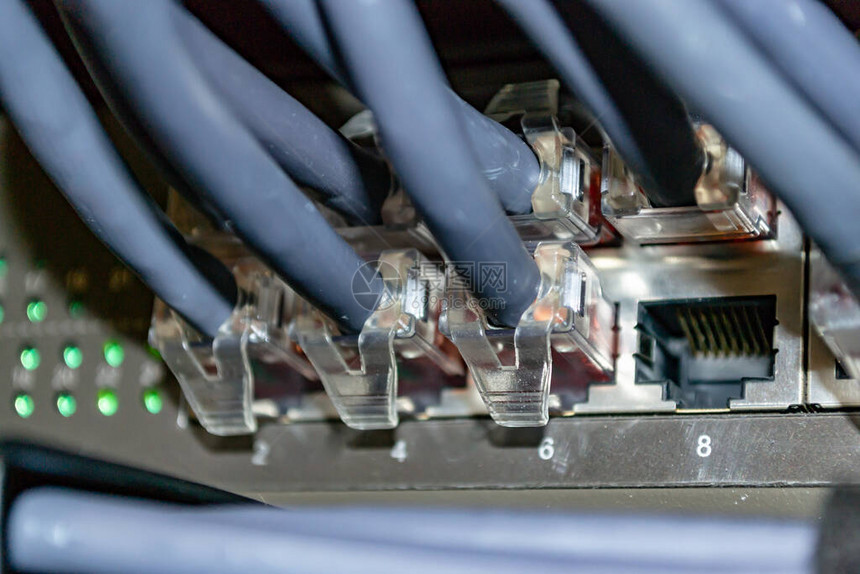 与以太网开关连接的几条局域网电缆组成通信网图片
