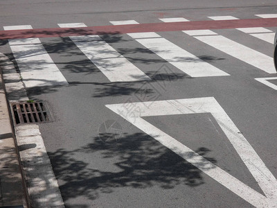 在地面上绘制的交通标志向驾驶员和行人指示必须流通的车辆图片