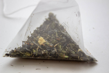 白色背景上的茶包特写图片