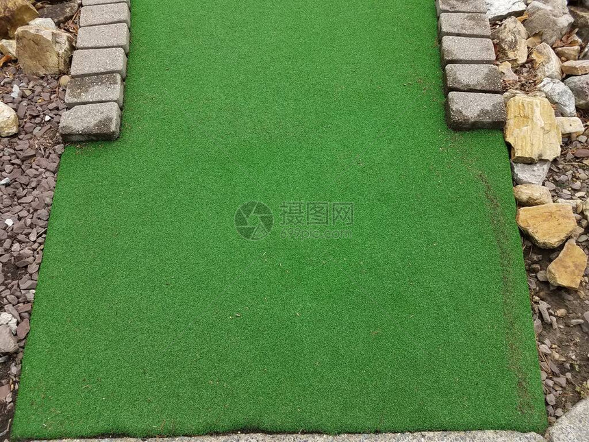 小型高尔夫球场上的绿色人工草或图片