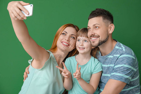 家庭在彩色背景下自拍图片