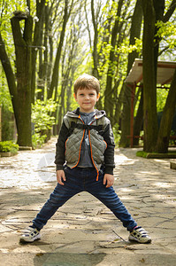 幼年春初在公园走4年的可爱男孩图片