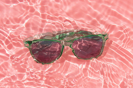 粉红水下的绿色太阳眼镜图片