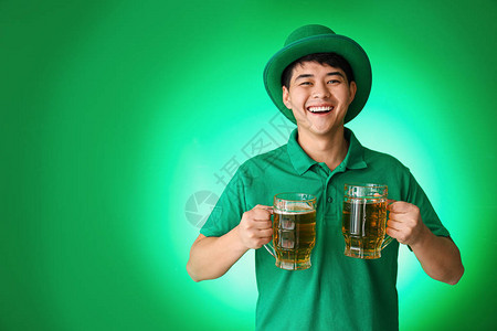 喝着彩色啤酒的亚洲年轻人图片