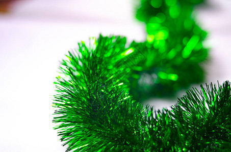 在圣诞快乐节日上装饰圣诞树的绿色宽图片