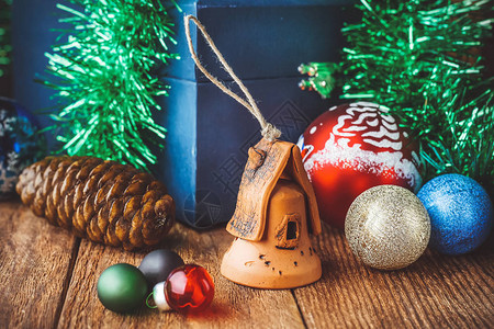圣诞玩具在木质纹理地板上贴近了舞会玩具屋圆锥和胸图片