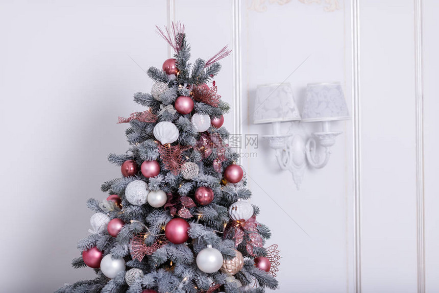 美丽的新年树在工作室装饰着丰富多彩的包装礼品和球图片