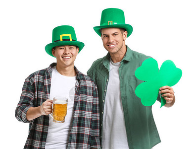 白人背景的有啤酒和三叶草的年轻人图片