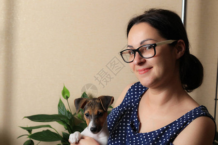 一位年轻白人女子与她爱宠物的生活方式家庭肖像图片
