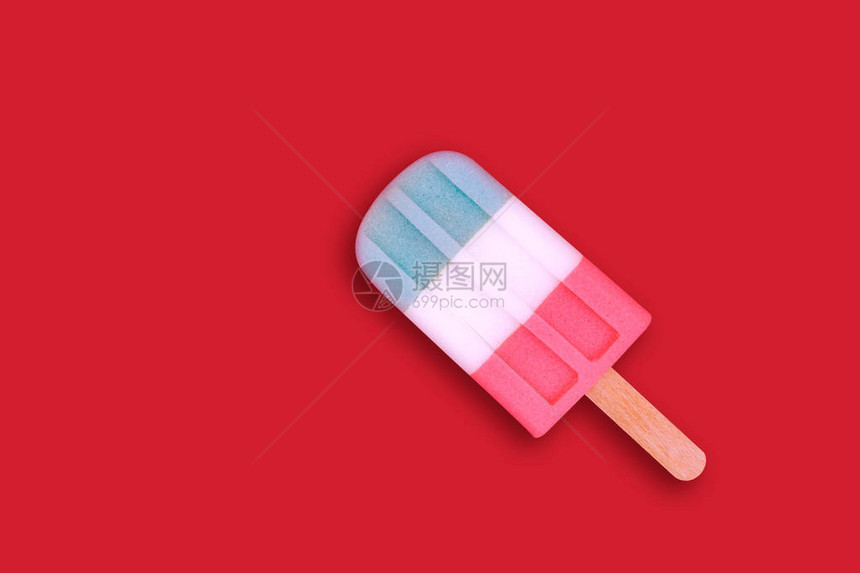 在红色柔和的背景上俯视着五颜六色的冰淇淋图案图片