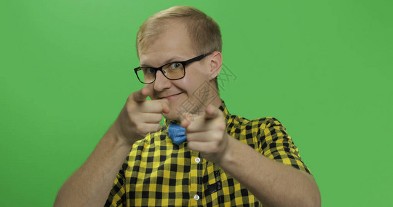 戴眼镜的白人时尚男子在镜头中显示手指黄色衬图片