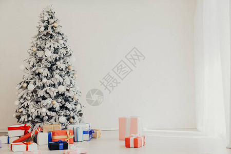 圣诞树带礼物加兰图片